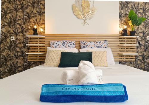 Una habitación de hotel con una cama con toallas. en LE CONCORDE-WIFI-Clim-Parking-3étoiles-OcKeys, en Bram