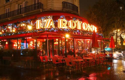 a restaurant with chairs and a sign that reads la rotonda at Charming two-room apartment near Montparnasse in Paris