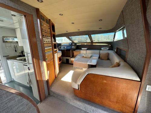 uma vista interior de uma caravana com uma cama e uma mesa em YACHT 20Metros em Barcelona