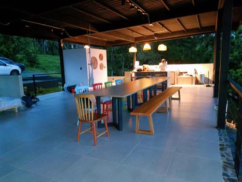 eine Terrasse mit einem Tisch und Stühlen sowie eine Küche in der Unterkunft MILAVES in La Tebaida