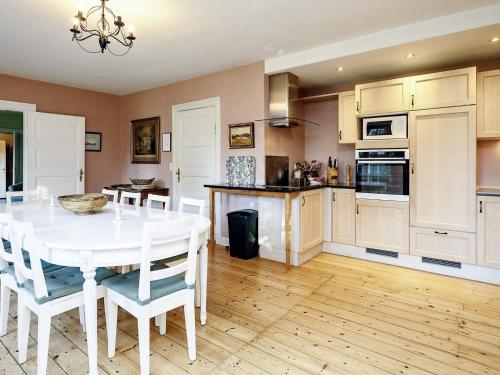 Köök või kööginurk majutusasutuses 12 person holiday home in Ullerslev