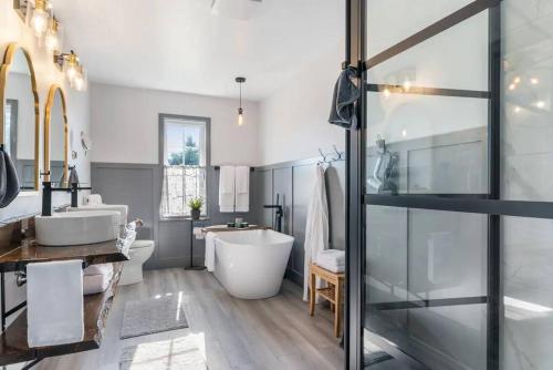 Ванная комната в Vue de Riviere, Cozy Farmhouse, King bed, Spa Bathroom, Private