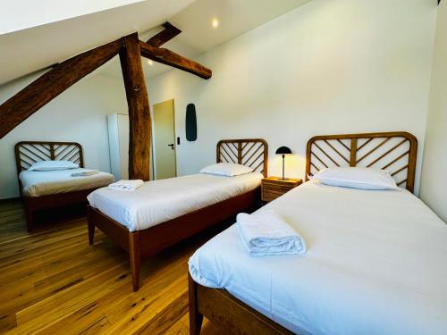 Duas camas num quarto com pisos em madeira em T5 grand confort hyper centre em Tours