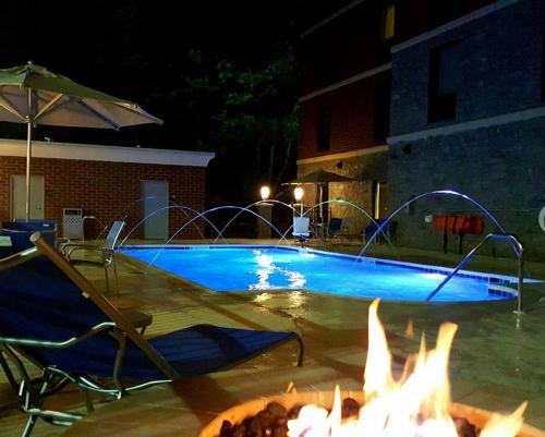 uma piscina à noite com uma lareira em frente em Hampton Inn Lexington Medical Center, KY em Lexington