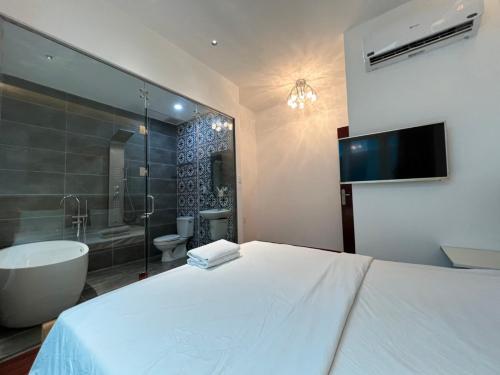 sypialnia z łóżkiem, wanną i umywalką w obiekcie FUN HOTEL w Ho Chi Minh