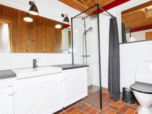 y baño con ducha, lavabo y aseo. en Holiday home Bindslev XVII, en Bindslev