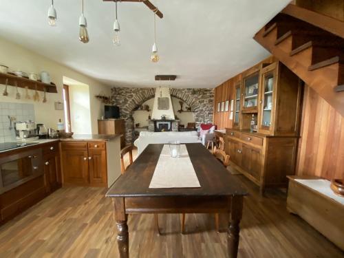 uma cozinha com uma mesa de madeira num quarto em B&B Marcellina em Bard