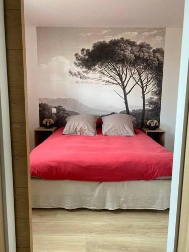 - une chambre avec un lit rouge orné d'une peinture murale dans l'établissement Rarissime hébergement avec piscine à Vannes, à 5 minutes du centre, à Vannes