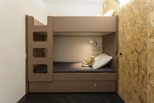 - un lit superposé avec une échelle dans une chambre dans l'établissement VARARCs2, à Arc 2000
