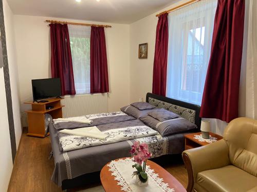 Vadrózsa Vendégház-Apartman في ديمجين: غرفة معيشة مع سرير وأريكة