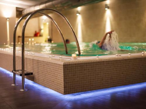 una mujer está en una piscina en Schloss Hotel & Spa Pontresina en Pontresina