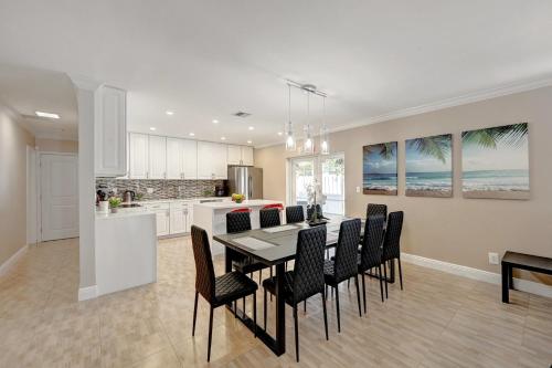 Η κουζίνα ή μικρή κουζίνα στο Walk to Hollywood Beach Luxury 4BR Villa