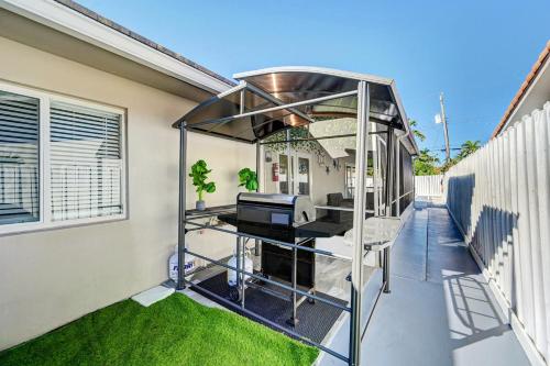 Αίθριο ή υπαίθριος χώρος στο Walk to Hollywood Beach Luxury 4BR Villa