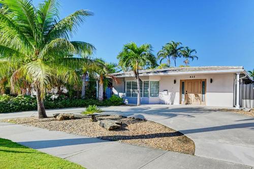 uma casa com palmeiras em frente a uma entrada em Walk to Hollywood Beach Luxury 4BR Villa em Hollywood