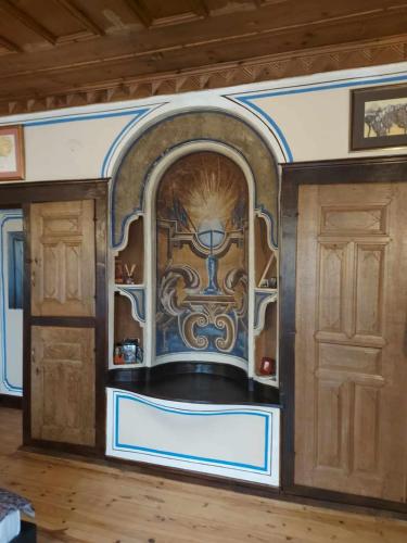 um quarto com um arco com duas portas em Къща за гости Георги Божилов - Слона em Plovdiv