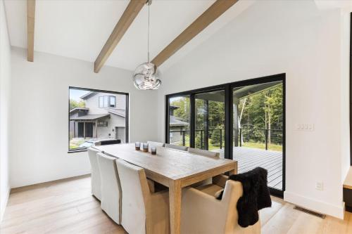 comedor con mesa de madera y sillas en Streamside Lodge, en Stowe