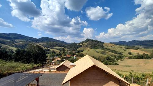 a roof of a building with mountains in the background at REFUGIO PIEMONTE Chalés in Socorro