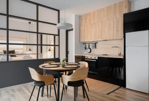 - une cuisine et une salle à manger avec une table et des chaises dans l'établissement Alyvia Central Apartment 1, à Ioannina
