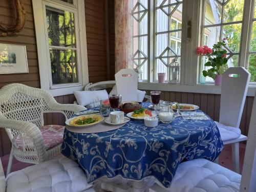 a blue and white table with food on it at Bobackan pihatorppa Hauholla in Alvettula