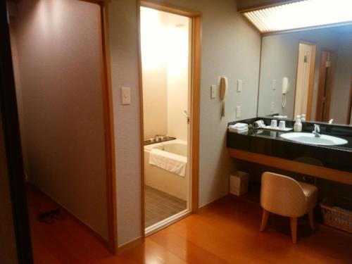 Ett badrum på JR Hotel Clement Tokushima