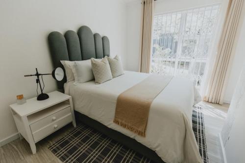 Een bed of bedden in een kamer bij Stunning Luxury Villa Home with breathtaking views!