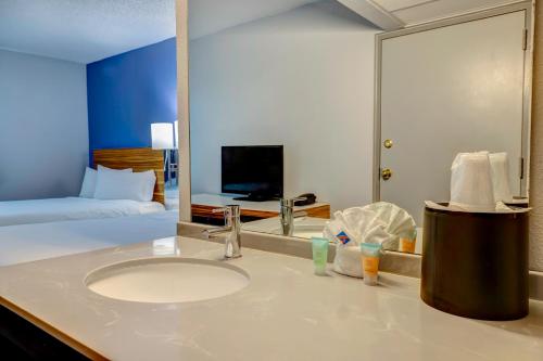 Katil atau katil-katil dalam bilik di Motel 6 Arlington TX Entertainment District