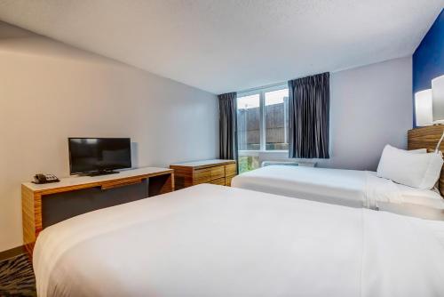 Katil atau katil-katil dalam bilik di Motel 6 Arlington TX Entertainment District