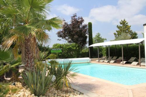 Bazén v ubytování Auberge Des Pins nebo v jeho okolí