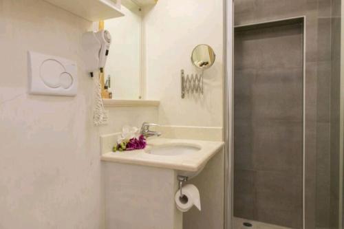 een badkamer met wastafel en douche bij Ca Briani DX in Venetië