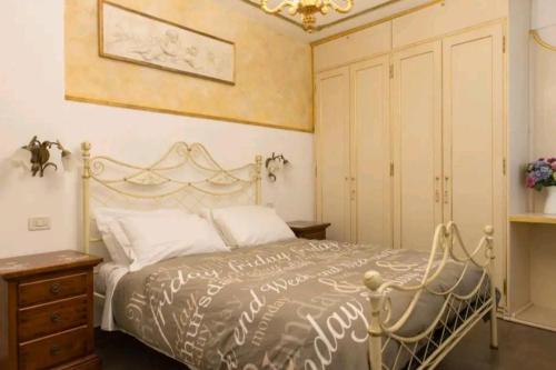 een slaapkamer met een bed en een kroonluchter bij Ca Briani DX in Venetië