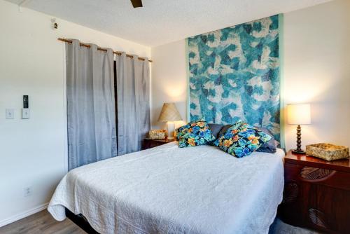 A bed or beds in a room at Kaunakakai Condo Walk to Beach, Community Pool!