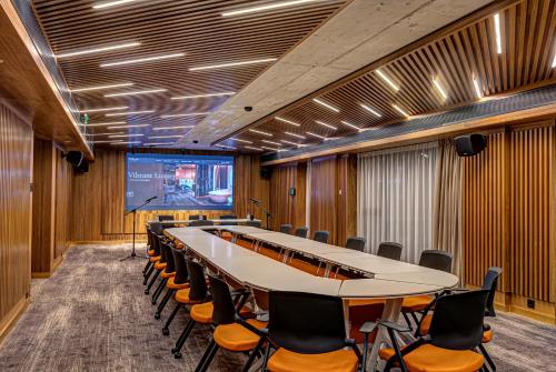 a conference room with a long table and chairs at Hotel Vibre in Cluj-Napoca