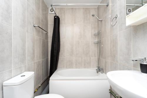 a bathroom with a toilet and a sink at Central Two Bed Flat Kings Lynn in King's Lynn