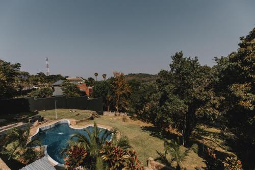 - une vue sur la piscine dans la cour dans l'établissement Stunning Luxury Villa Home with breathtaking views!, à Helensvale