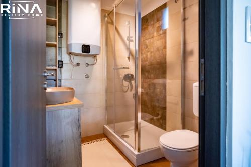 een badkamer met een douche, een toilet en een wastafel bij Kuća za odmor Rina in Pakrac