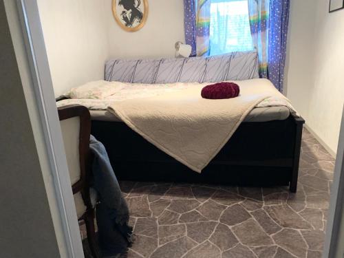 uma pequena cama num quarto com uma janela em Privat soverom em Moss