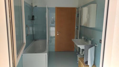 y baño con bañera y lavamanos. en Casa Mirella (cipat 022236-AT-849841), en Vigolo Vattaro