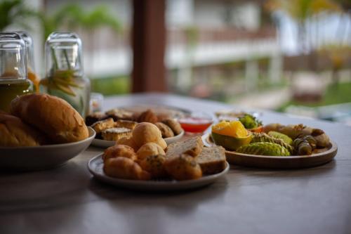 een tafel met drie borden eten erop bij Casa Siará Preá in Prea