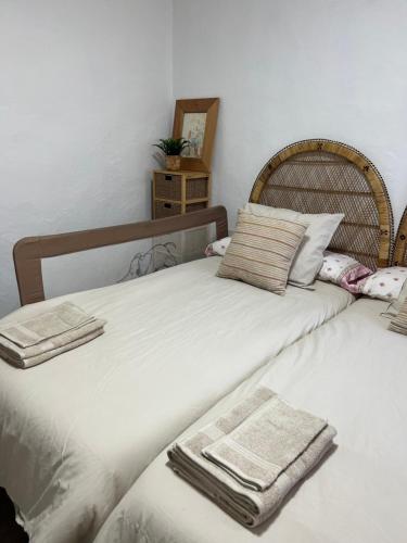 two beds sitting next to each other with towels on them at La Casita de Campo in Córdoba