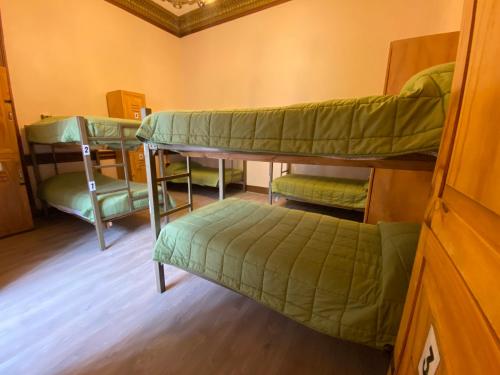 Ruang duduk di La Casa Roja Hostel