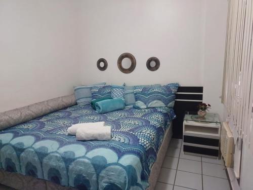 1 dormitorio con cama azul y almohadas azules en Apartamento Compartilhado, com 02 Quartos, sendo 01 suíte, en Manaus