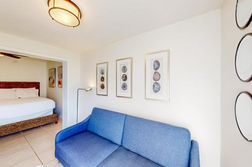 niebieską kanapę w pokoju z łóżkiem w obiekcie Turquoise Breezes A w mieście Cocoa Beach