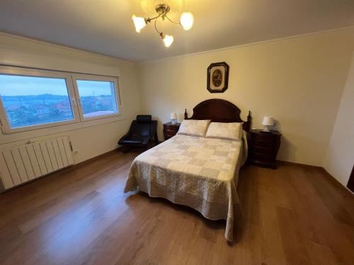 1 dormitorio con cama y ventana grande en La Casa de la Abuela, en Pobra do Caramiñal