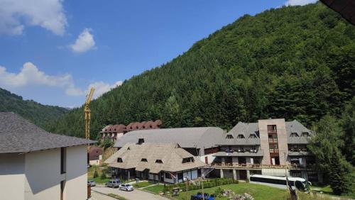 een groot gebouw met een berg op de achtergrond bij Ski lift apartman dm Brzeće in Brzeće