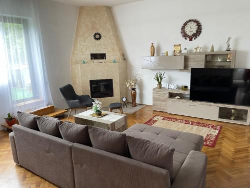 a living room with a couch and a flat screen tv at Oficial Haus in Cristian