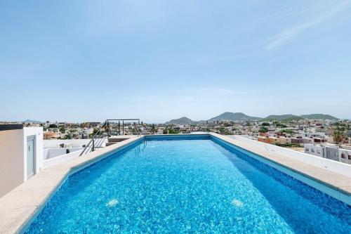 una piscina en la azotea de un edificio en Primer Piso condo , 3 Recamaras+2.5 baños +alberca, en Cabo San Lucas