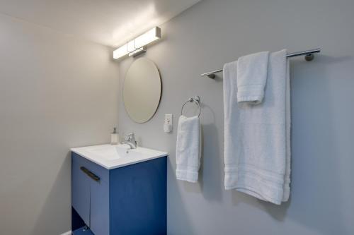 ein Badezimmer mit einem Waschbecken, einem Spiegel und Handtüchern in der Unterkunft Convenient Washington, DC, Studio Near Metro Stop! in Washington