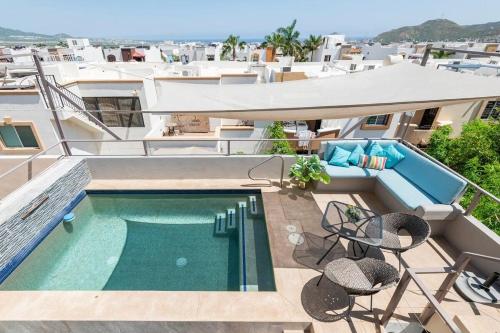 a balcony with a swimming pool and tables and chairs at Villa Alberca Privada 10 pax in Cabo San Lucas