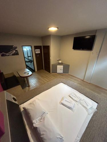 ein Zimmer mit einem Bett in der Mitte eines Zimmers in der Unterkunft Motel Ibiza in Pará de Minas