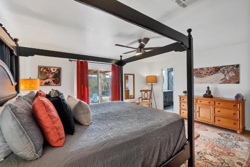 Ένα ή περισσότερα κρεβάτια σε δωμάτιο στο Cozy desert retreat with amazing views only 4 miles to JTNP